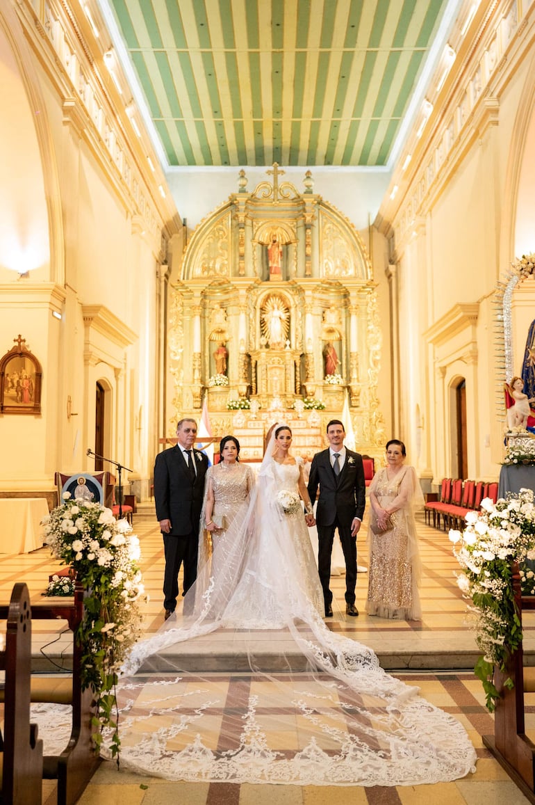 Los novios acompañados de sus padres Pedro Edgar Corvalán Vázquez, Jaqueline Eva Cáceres Struway y Marta Filomena Diana de Portaluppi.