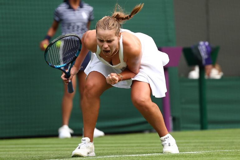 La norteamericana Sofia Kenin celebra su triunfo sobre su compatriota Coco Gauff.