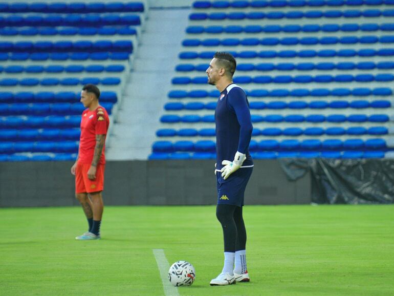 Antony Silva, arquero de Nacional, en el entrenamiento del plantel en el estadio George Capwell, en la ciudad de Guayaquil, Ecuador.