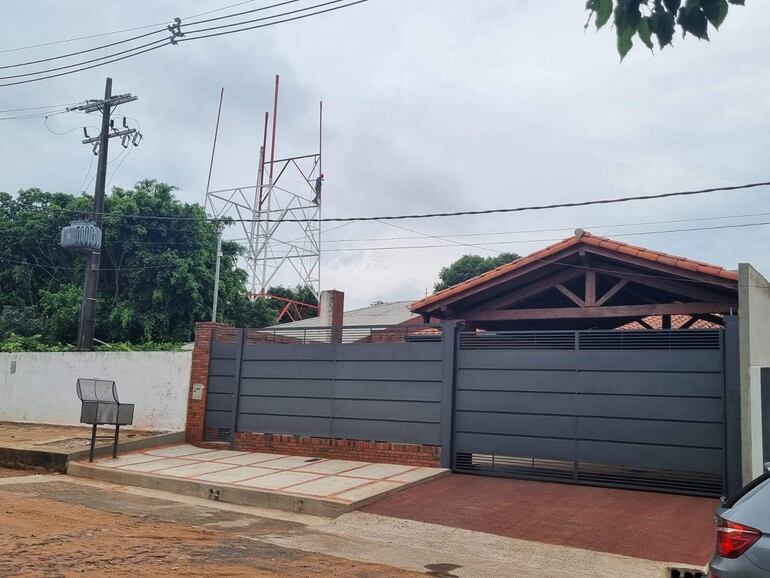 La antena de la radio adventista Nuevo Tiempo que se está montando en el barrio Tres Bocas de Villa Elisa genera la reacción de vecinos.