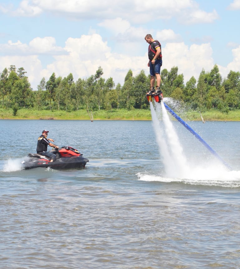 La práctica del flyboard, una de las opciones  del  Parque Asahi.