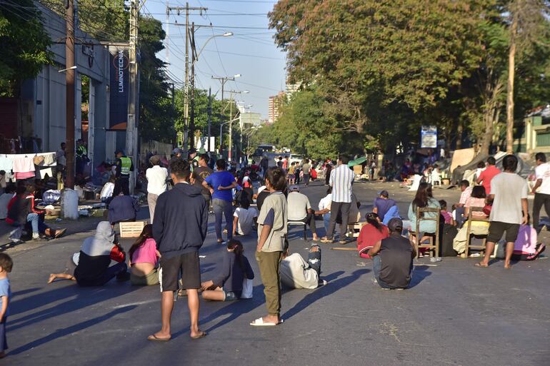 Los indígenas realizaron una manifestación pacífica y cerraron la avenida Artigas, esta mañana.