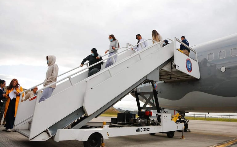 Aterriza avión que trae deportados de EE.UU.