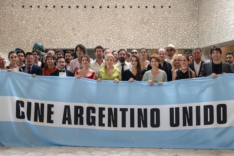 Durante la gala de los Premios Platino varios cineastas como J. A. Bayona, Pablo Larraín y otros le expresaron su apoyo al cine argentino, ante las medidas impuestas por el gobierno de Javier Milei.