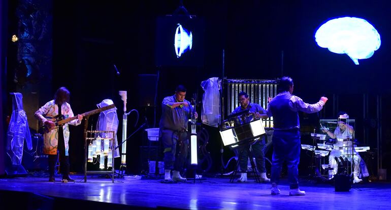 Amberé Feliciángeli en la guitarra, Maurito Figueredo en el contrabajo, Koppeche Fleitas con el acordeón, Willian Aguayo en la dirección y Evelyn Valenzano en la batería en un momento de la puesta "H_Y_Dro".