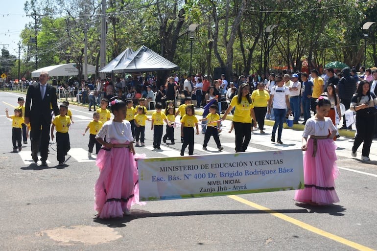 Alumnas de la escuela Brigido Baez desfilaron con los atuendos típicos paraguayos.