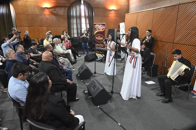 Los integrantes de la Orquesta Típica Ymaguaréicha interpretaron varios temas del álbum en la sala Baudilio Alió del Teatro Municipal.