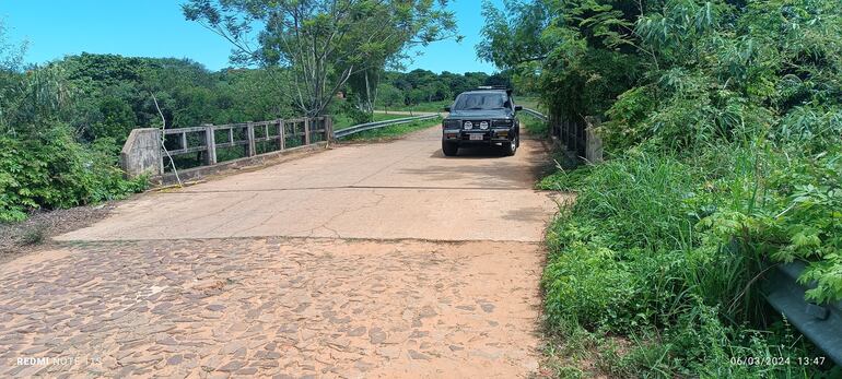 Los vehículos evitan pasar por el lado derecho don la cabecera el Puente de Tabytanguá donde su base comenzó a ceder.