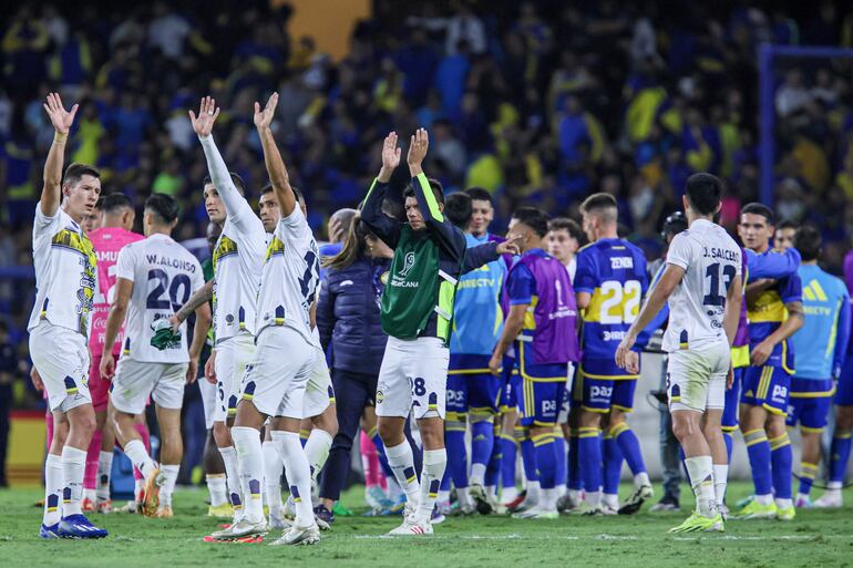 Los jugadores de Sportivo Trinidense saludan a los aficionados al final de un partido contra Boca Juniors por la fase de grupos de la Copa Sudamericana 2024 en el estadio La Bombonera, en Buenos Aires, Argentina.