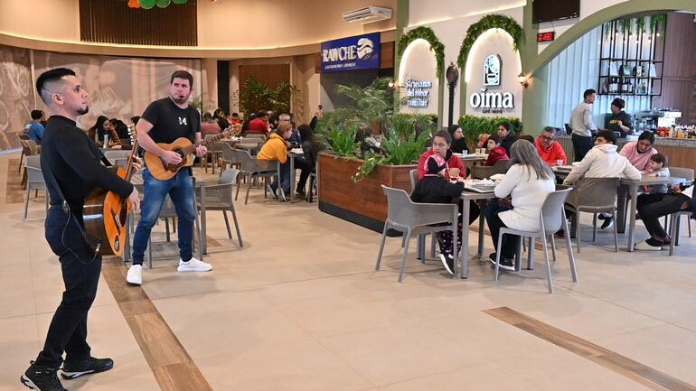 La celebración incluyó la presentación de un dúo de requinto.