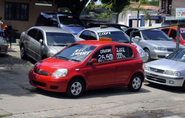 Imagen ilustrativa de autos asiáticos importados vía Chile, conocidos como "chileré" en nuestro país.