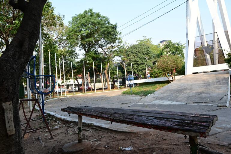 Estructuras abandonadas, pasto quemado y malos olores caracterizan a la Plaza de las Américas. 