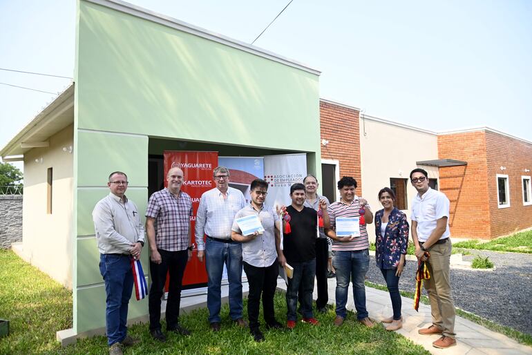 Los tres primeros beneficiados ya disfrutan de su casa propia. Estos extendieron su agradecimiento a los accionistas  del Grupo Yaguarete.