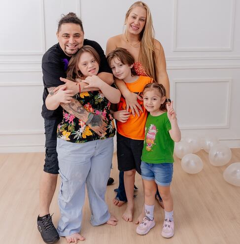 ¡Bella postal familiar! La cumpleañera Victoria Fernanda con sus papis, Nicole Sautu y Víctor Gavilán, y sus hermanitos, Valentino y Valery.