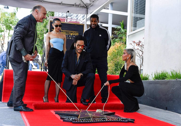 Lenny Kravitz rodeado de Steve Nissen, Zoë Kravitz, Denzel Washington y Sibley Scoles descubrió su estrella en el Paseo de la Fama, en California. (VALERIE MACON / AFP)