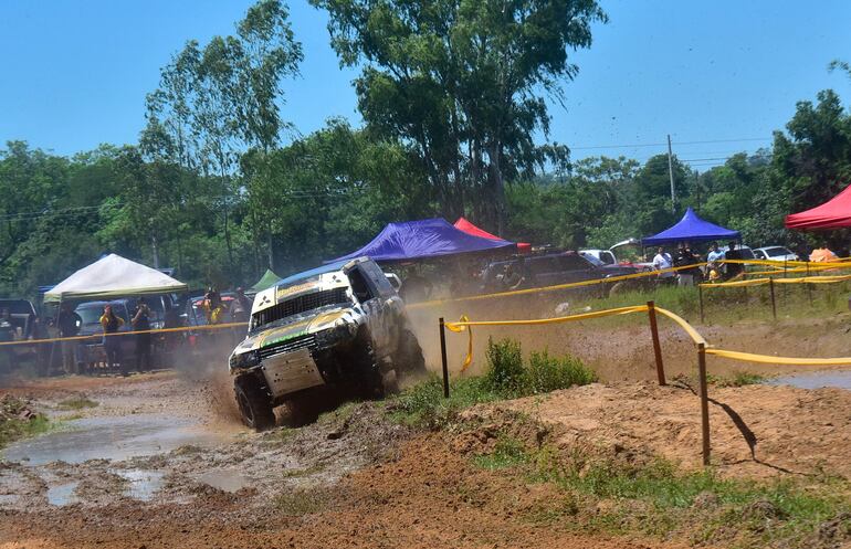 Toda la potencia de la Mitsubishi Montero fue utilizada por Junior Balbuena para adjudicarse la general del Todoterreno 4x4 y la categoría TT4L, en la prueba celebrada en Itá.