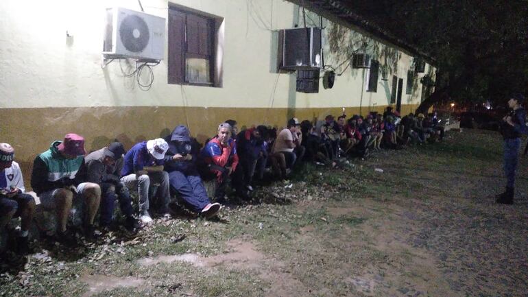 Varios hinchas fueron detenidos antes del inicio de partido entre Cerro Porteño y Olimpia.