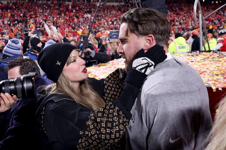 ¡Bella parejita enamorada! Taylor Swift y Travis Kelce. (Jamie Squire/Getty Images/AFP)
