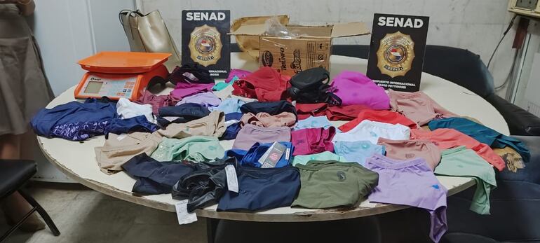 Prendas impregnadas de cocaína incautadas por la Senad en el aeropuerto Silvio Pettirossi.