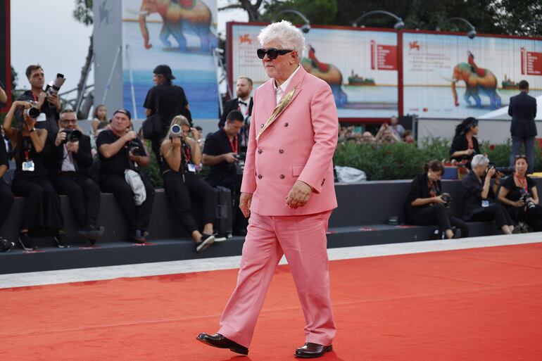 Así pasó Pedro Almodóvar por la alfombra roja del Festival de Cine de Venecia. (EFE/EPA/FABIO FRUSTACI)
