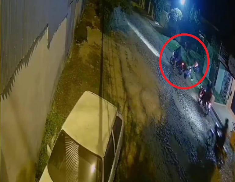 Captura de circuito cerrado del momento en que delincuentes golpean a un hombre al que posteriormente le robaron su motocicleta en Ñemby.