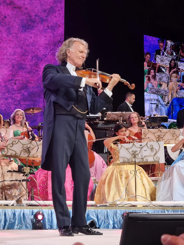 MARTA ESCURRA 23-09-2024 Andre Rieu y su orquesta Johann Strauss en el Movistar Arena de Santiago de Chile Andre Rieu es un violinista y director de orquesta de Paises Bajos.