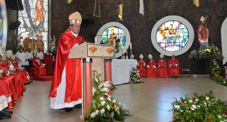 Moseñor Pedro Collar Noguera, durante la misa en el que tomó posesión del cargo en la Diócesis de Ciudad del Este. 