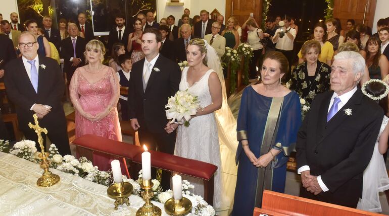 Fueron padrinos de la unión sus padres  Miguel Angel Chenú y Amanda Bedoya; Beatriz Pardavila y Carlos Pérez.