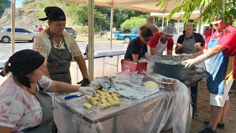 Tradicional chipa apo en el cerro Ñemby se realizó hoy.