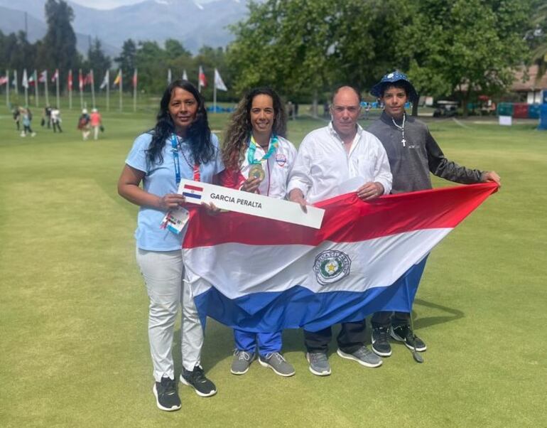 Sofía García rodeada de sus seres queridos luego de obtener la medalla en Santiago 2023.