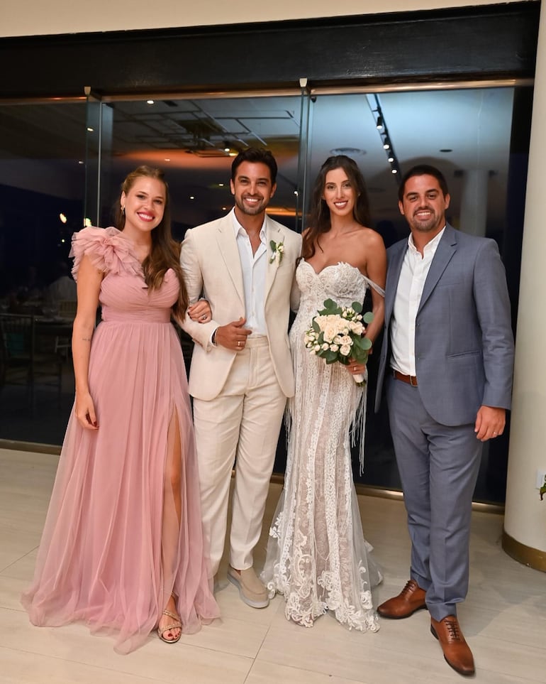 Los recién casados Carlitos Ortellado y Giselle Lesme junto a Marian González y Juan Martín Méndez. (Instagram/Marian González)