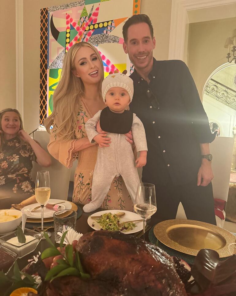 Paris Hilton junto a su marido Carter Reum y su pequeño Phoenix, el Día de Acción de Gracias. (Instagram/Paris Hilton)