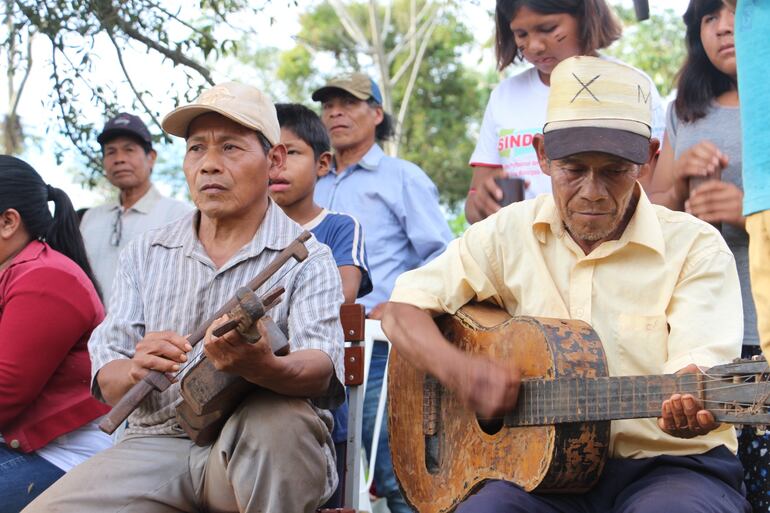 Un ambiente de fiesta se vivió en la comunidad Arroyo Morotï, durante la entrega del título definitivo de propiedad de unas 548 Hs. donadas por Guyra Paraguay.