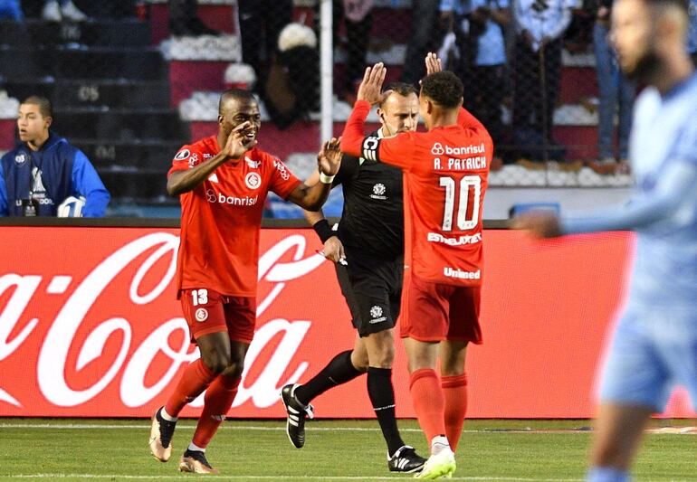 Enner Valencia (13) anotó el gol del triunfo para el Inter de Porto Alegre