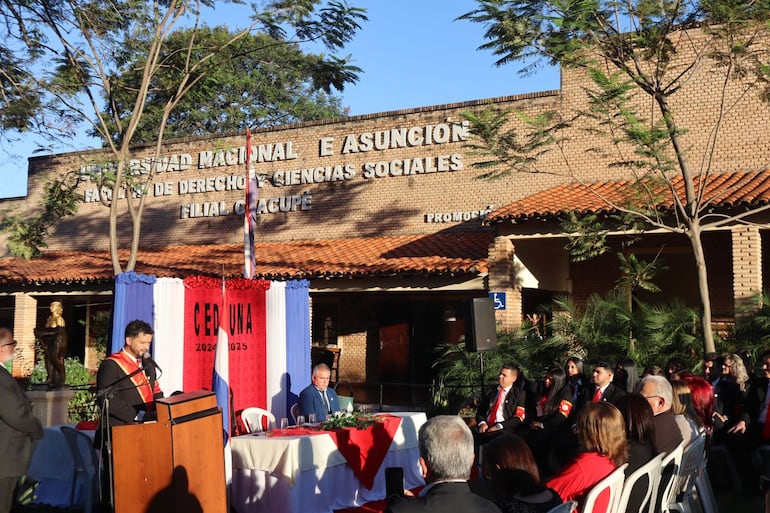 estudiantes se congregaron ayer en la compañía Cabañas, sede del campus de la UNA de Caacupé para participar del acto oficial de asunción de autoridades del  Centro de Estudiantes Universitarios “Mcal. Francisco Solano López” Filial Caacupé.