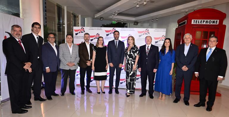 Integrantes de la comisión directiva, Paraguayan British Chamber of Commerce, en la foto se observa al embajador británico en Paraguay, Ramin Navai, Walter Ismachowiez, José Martínez, Guillero Krauch, Héctor Sosa, Federico Esmite, entre otros.