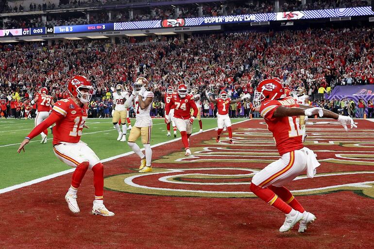 Mecole Hardman Jr. # 12 de los Kansas City Chiefs celebra con Patrick Mahomes # 15 después de anotar el touchdown ganador del juego en tiempo extra para derrotar a los San Francisco 49ers 25-22 durante el Super Bowl LVIII en el Allegiant Stadium el 11 de febrero de 2024 en Las Vegas, Nevada.