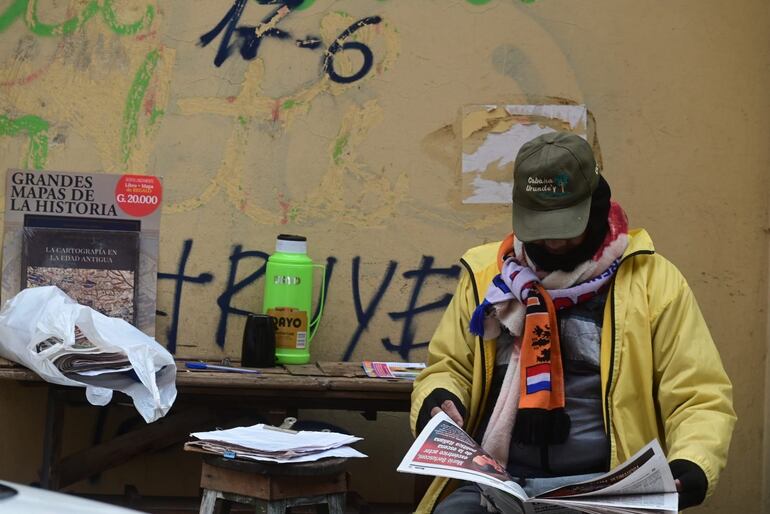 El mate, las bufandas, gorros o kepis, todo ayuda a contrarrestar las bajas temperaturas que se presentan en el país.