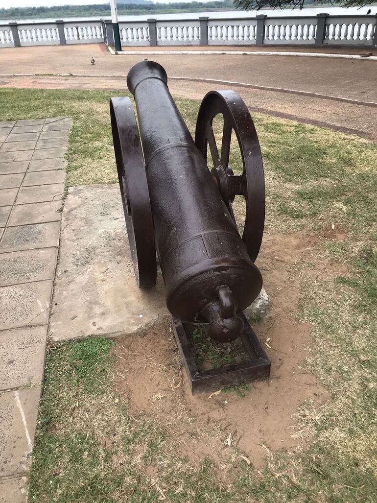 El cañón dañado que fue dañado en Villa Hayes está en exhibición en la costanera de la ciudad.