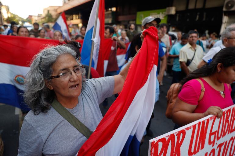 Imagen de archivo. Una mujer protesta frente a la sede del Jurado de Enjuiciamiento de Magistrados, en Asunción (Paraguay).