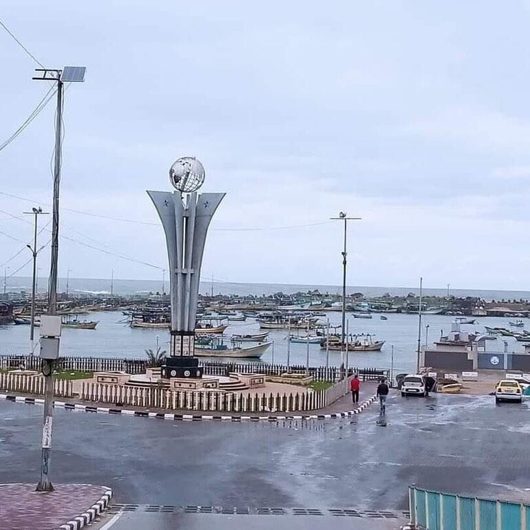 Vista del monumento que glorificaba los acontecimientos del Mármara, antes de que el Ejército Israelí lo destruyera durante la toma de "control operativo del puerto de Gaza, una infraestructura clave del territorio palestino, en el día 41 de guerra entre Israel y Hamas. (EFE/ Fuerzas de Defensa de Israel)