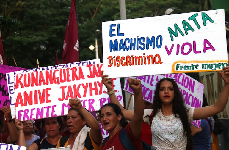 ASUNCIÓN (PARAGUAY), 08/03/2024.- Mujeres campesinas del Frente Mujer del Partido Paraguay Pyahura marchan por el Día Internacional de la Mujer. EFE/ Nina Osorio