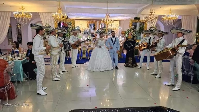 Los recién casados junto a los mariachis, durante el festejo.