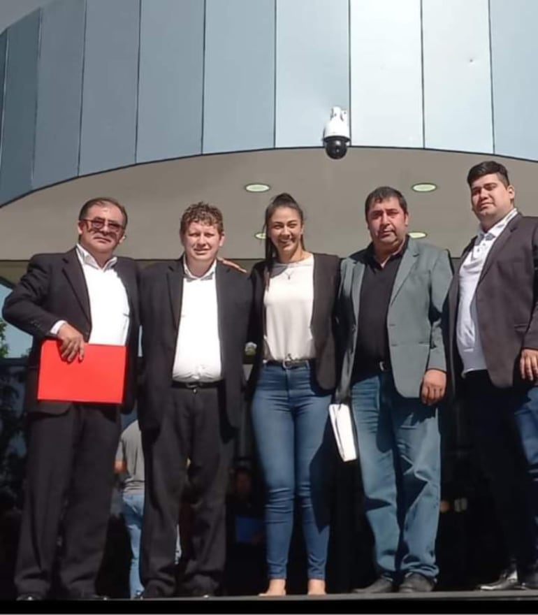 Los cinco concejales colorados de Ñemby que acudieron a la Cámara de Diputados la semana pasada para una reunión con el presidente, Raúl Latorre. Ellos son Osmar Alonso, José López (titular de la Junta Municipal), Giannina Ramírez, Oscar Valininotti y Gastón Arrúa.