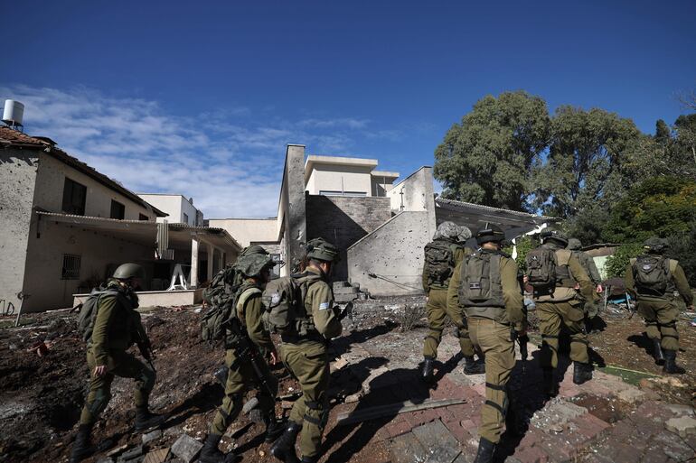 Soldados israelíes cerca de la frontera con Líbano, el martes.