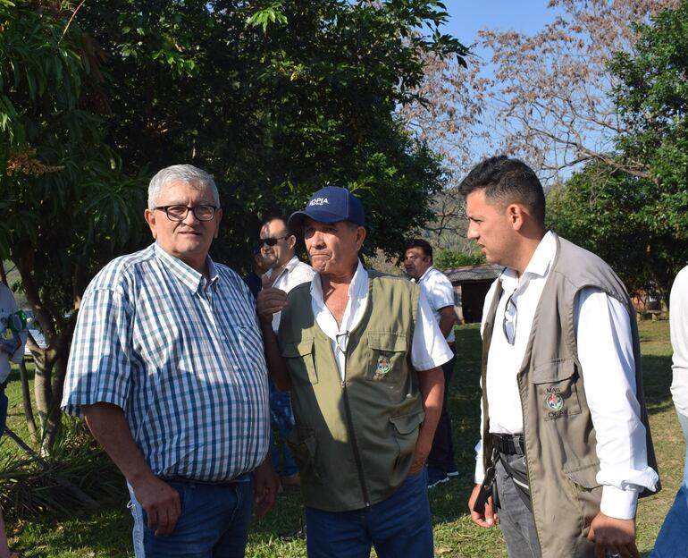 De izquierda a derecha el director de la DEAG, Esquicio Meza, quien dijo que se precisa unos 300 extensionistas en el campo.