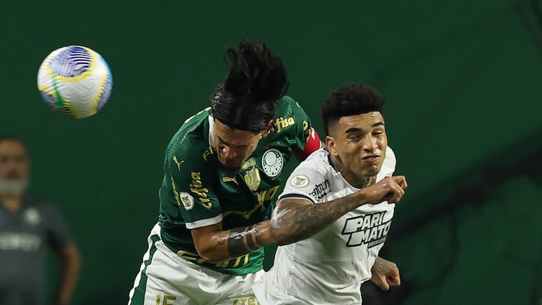 Gustavo Gómez, capitán del Palmeiras, cabecea el balón superando en el salto a Igor Jesús, delantero de Botafogo.