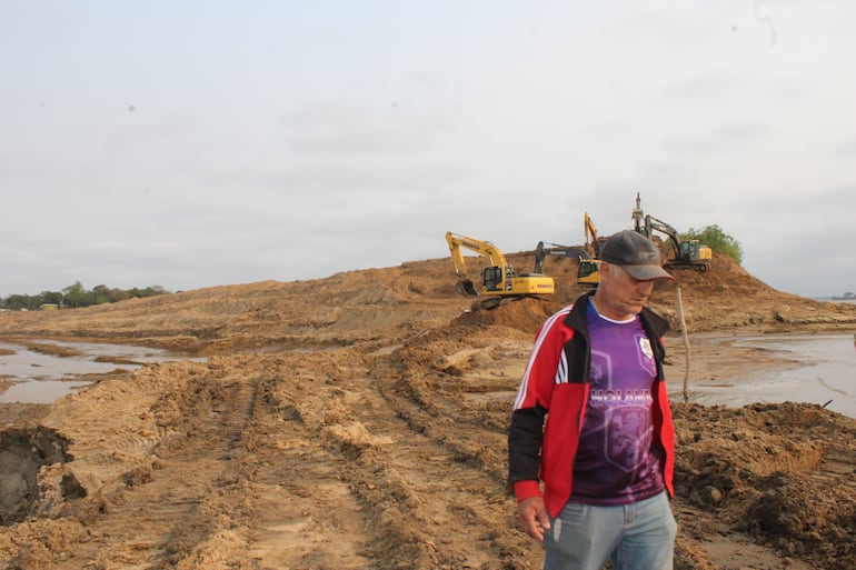 Hugo Espíndola, poblador de la zona de Zanjita, recorre justo en la apertura de la boca entre el río Paraguay y el canal artificial hecha supuestamente por los arroceros.