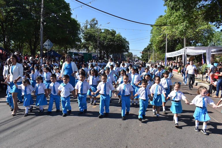 Niños dan sus primeros pasos como estudiantes durante el desfile en homenaje a San Estanislao por los 275 años de su fundación.