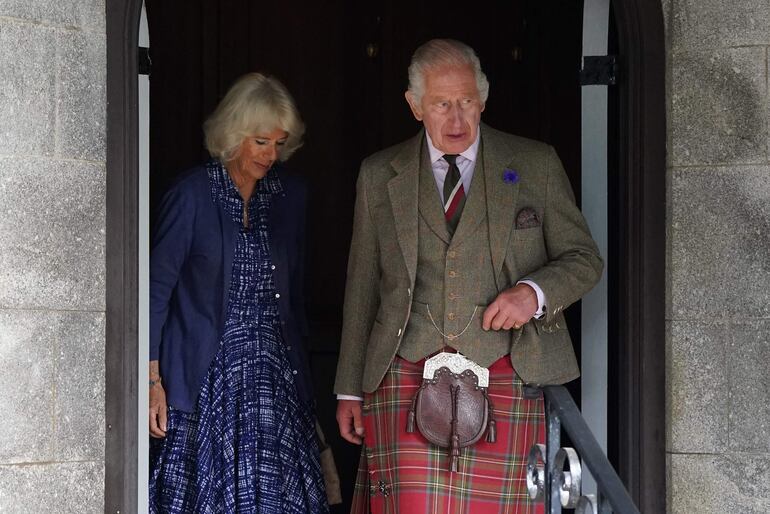 La reina consorto Camilla (i) y el rey Carlos III, cerca del castillo de Balmoral, en Escocia.  (AFP)